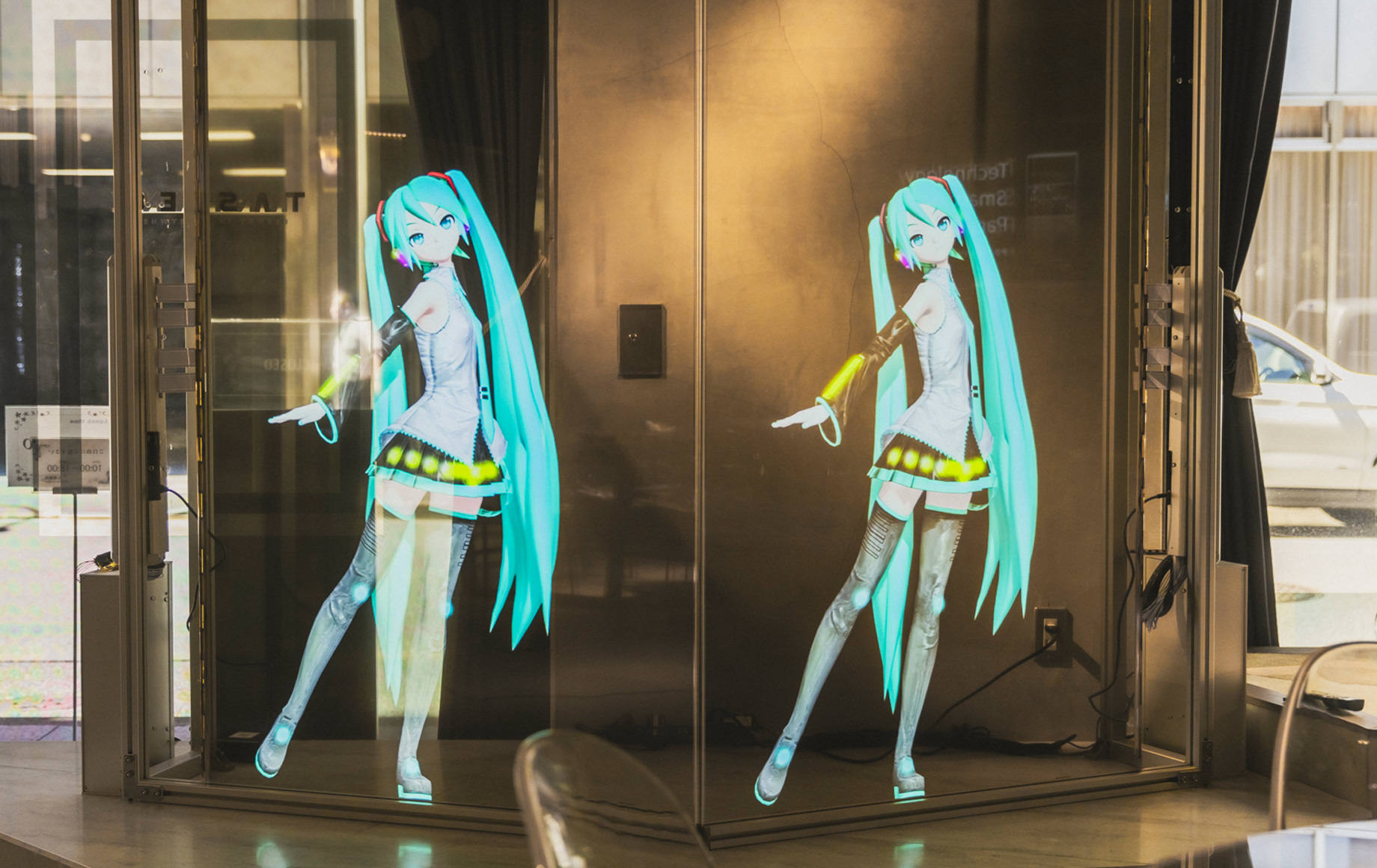 “透明”をコンセプトに最先端のディスプレイの魅力を広く伝える